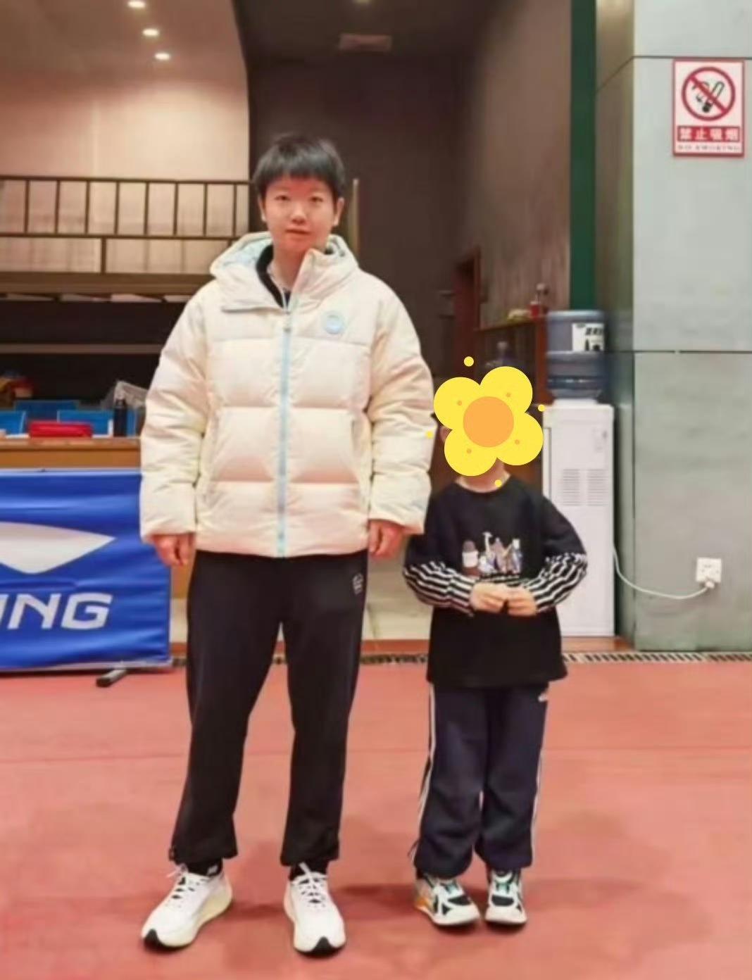 孙颖莎和小朋友的合影[笑哭]！
正在河北正定基地备战全运会的孙颖莎和在基地训练的