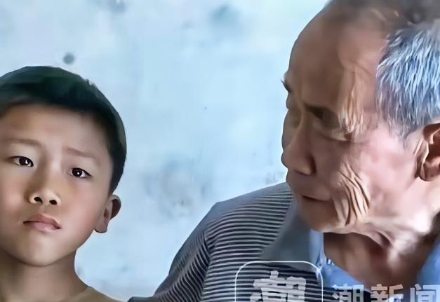 泪目！

河南，一9岁男孩父亲去世，母亲改嫁，他和73岁的爷爷相依为命，为了防止
