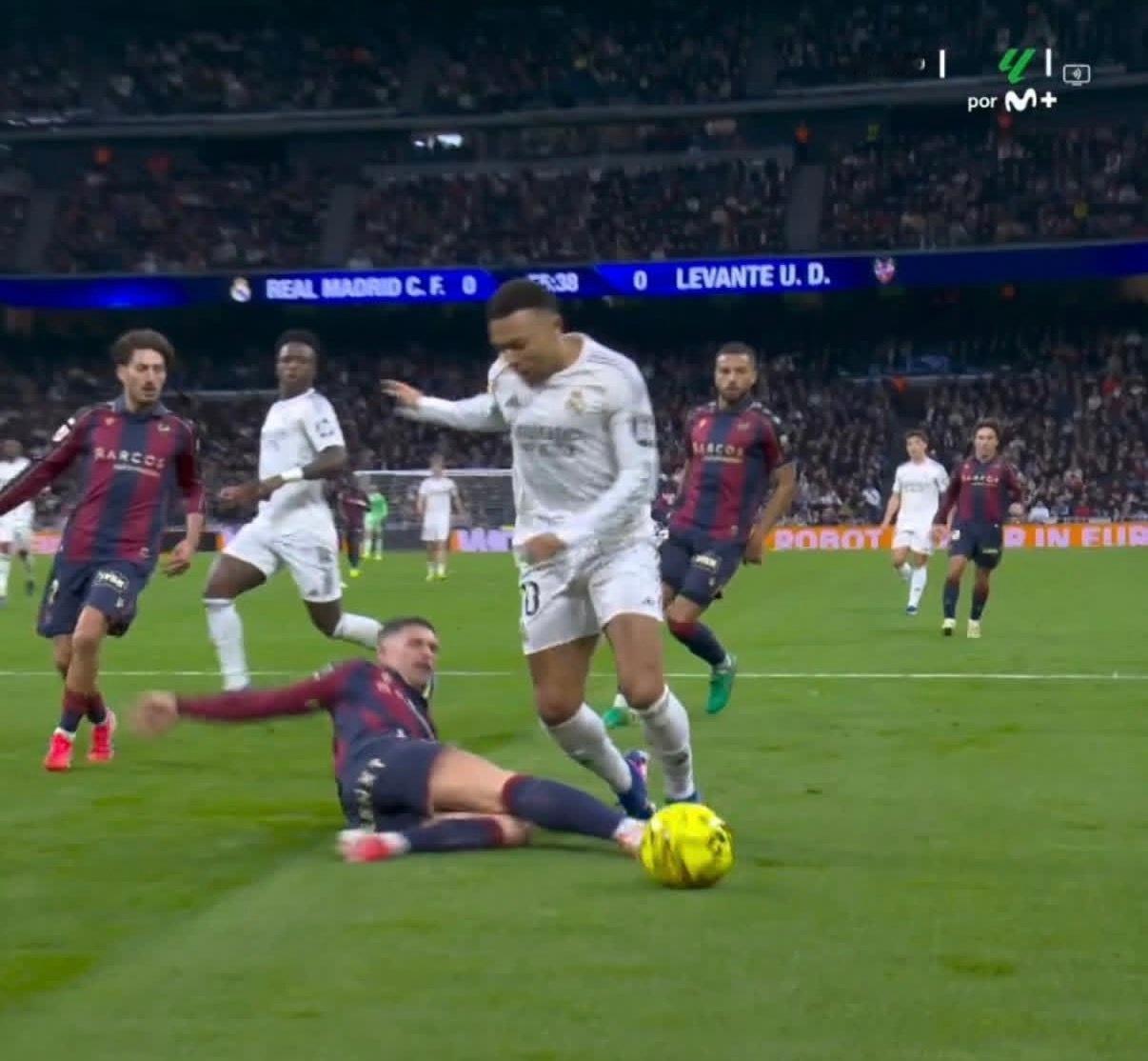 巴萨日常被黑两个点球姆巴佩日常跳点……这联赛可不好竞争啊。 