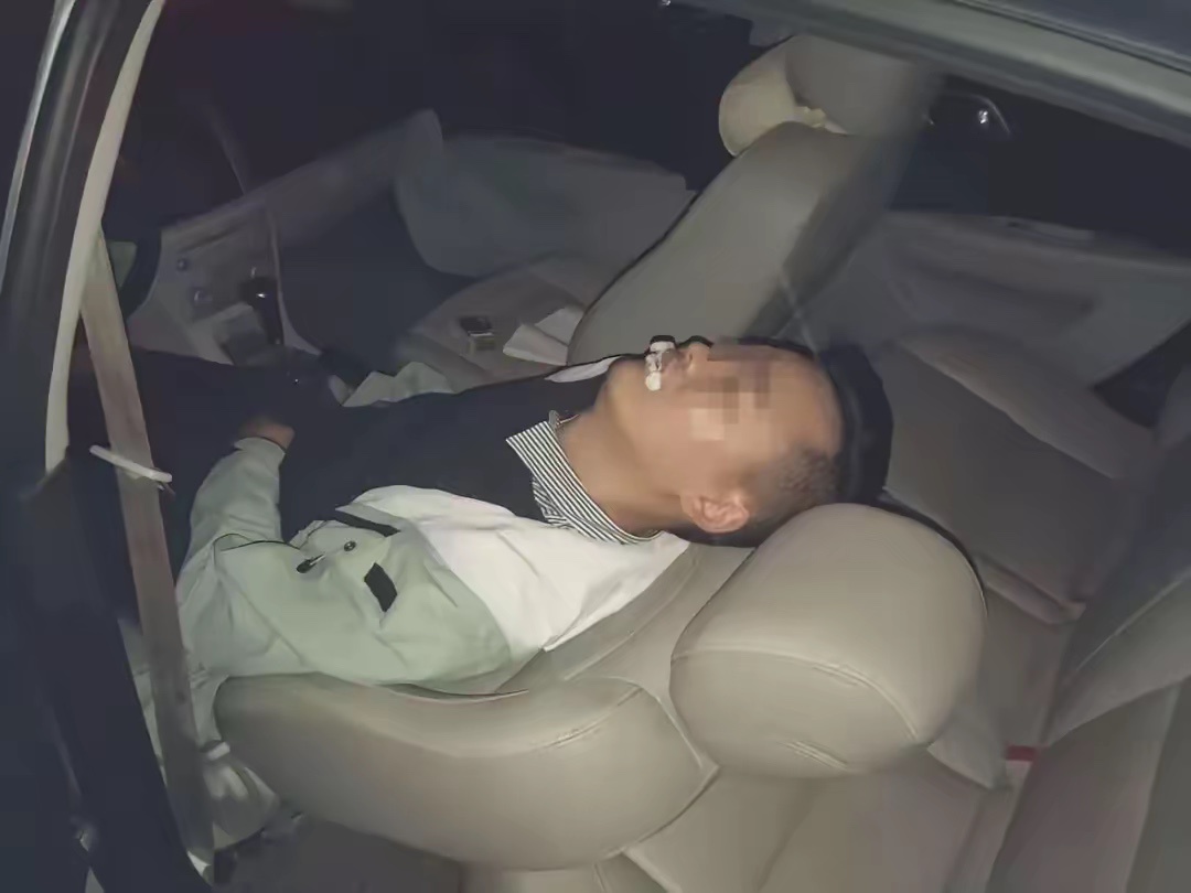 浙江东阳，33岁的男子，在母亲长眠的公墓旁，在车里结束了生命。而悲剧的开始，以为