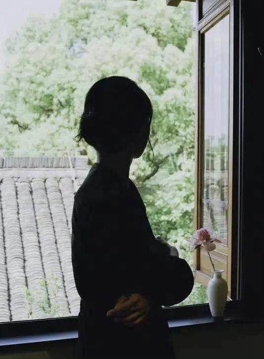 看透却不点破的人性真相：
1.除了伴侣，没几个人盼着你发财。
2.过于丰满的女性