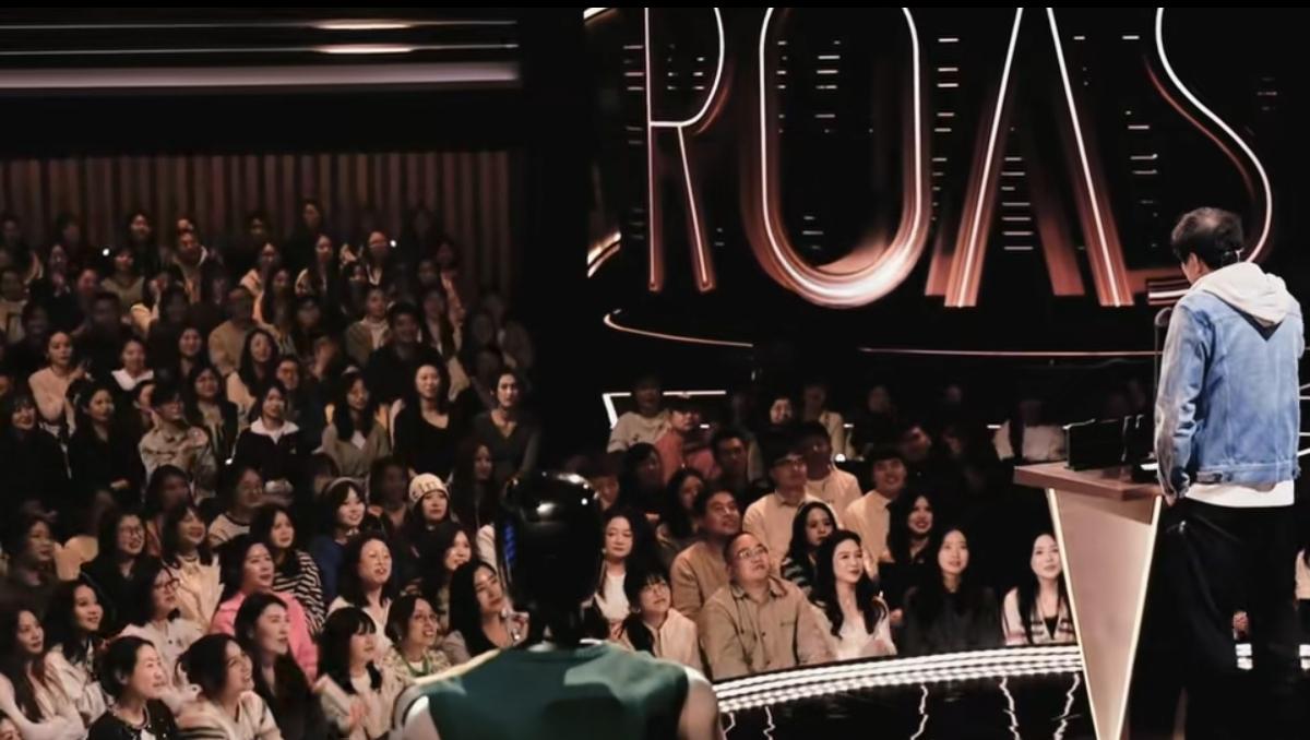 为什么很多综艺节目，台下的女性观众占比那么高？目测八成不止。
学生？不上课吗？