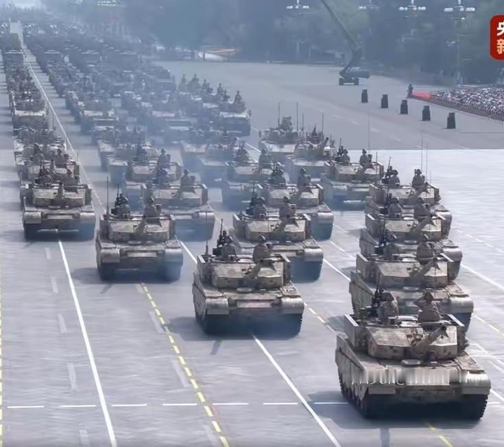 国产第四代坦克100坦克，大阅兵时一亮相就惊艳全场。它属于中型坦克，不走寻常路，