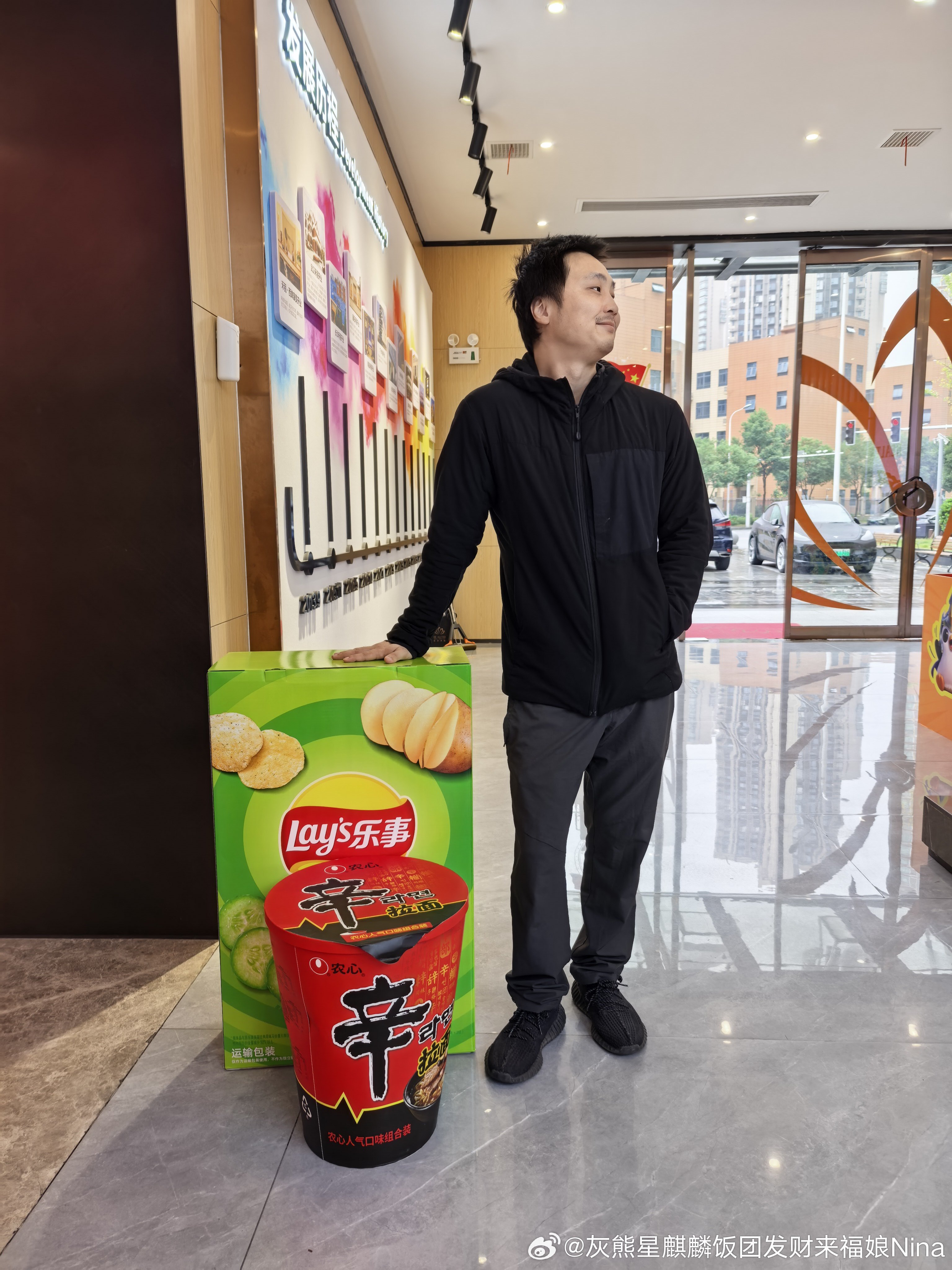 猫爸挑了他爱吃的！团团看到巨大零食很高兴（但她不能吃[笑cry]）这个零食店我和