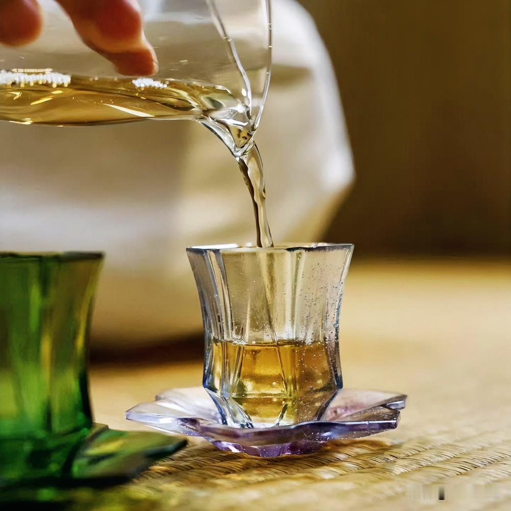 泡茶时心浮气躁，茶汤便涩，喝下去总觉得哪里不对。心平气和时泡出来的，却又香又顺，