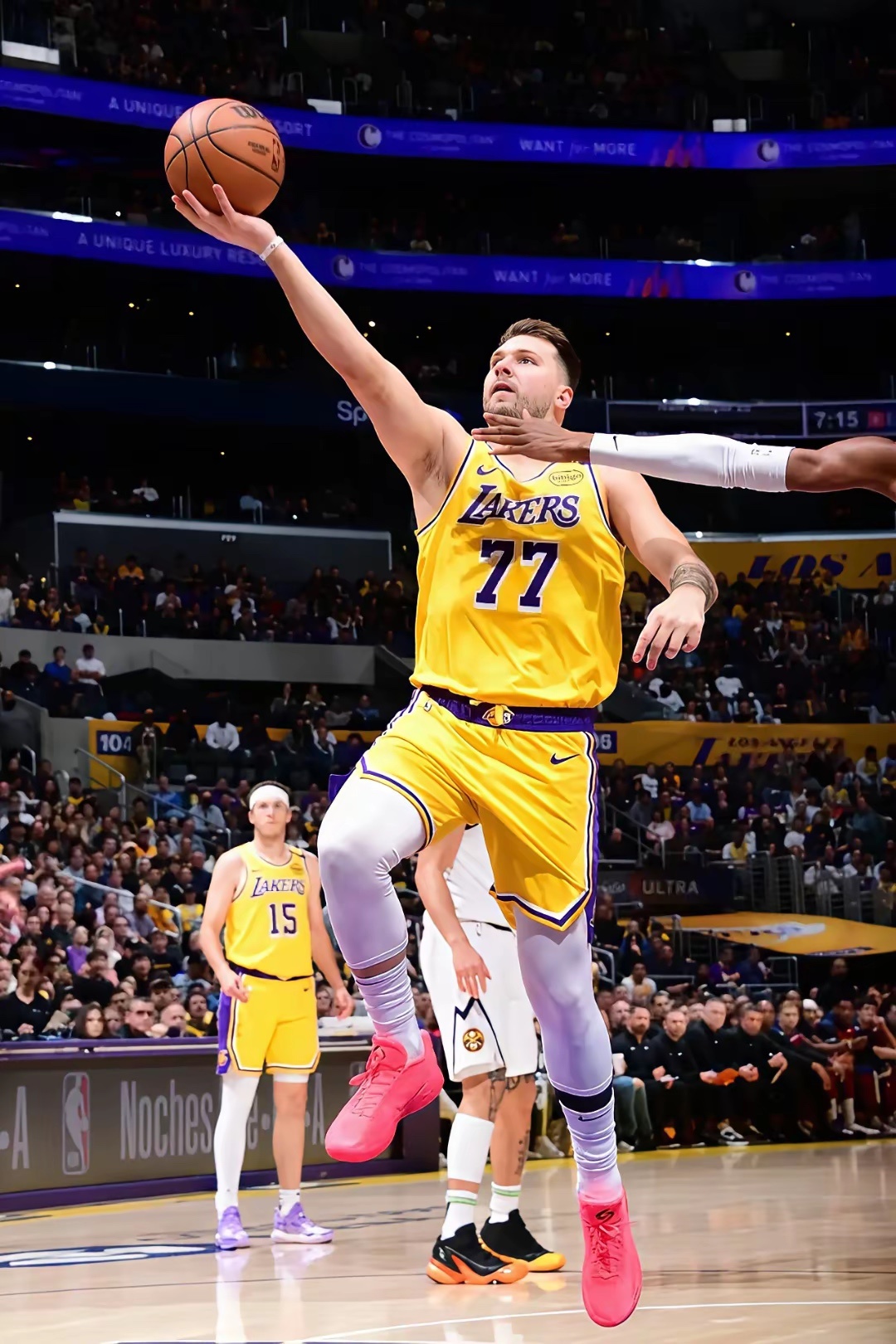 老詹伤缺，湖人又赢了，还是赢了尼克斯，这可不是弱队。老詹不在的两场，湖人一场大胜