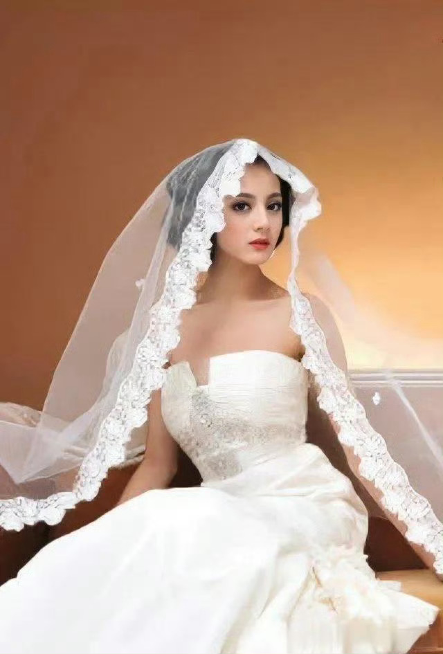 大学时期的迪丽热巴15岁的迪丽热巴拍的婚纱大片，到现在都秒了多少人啊！ 