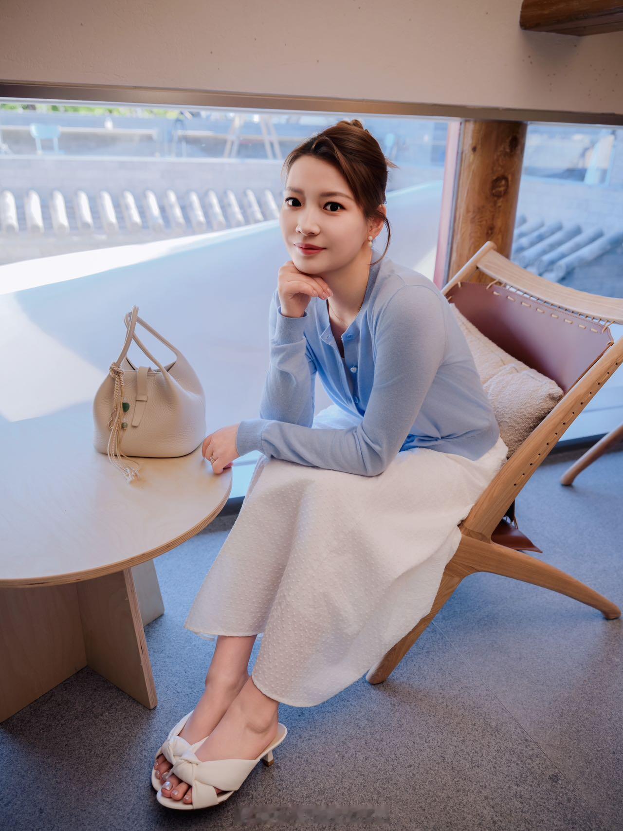黄雅琼🍠更新图集：胡同里的春天，是阳光、灰瓦和一身清透蓝白～美爆了！ootd今