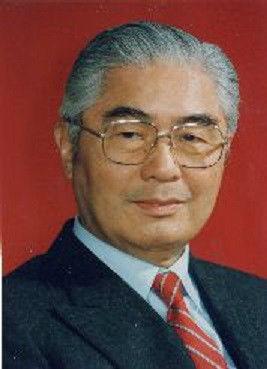 荣毅仁（1916年5月1日-2005年10月26日），男，江苏无锡人。1937年