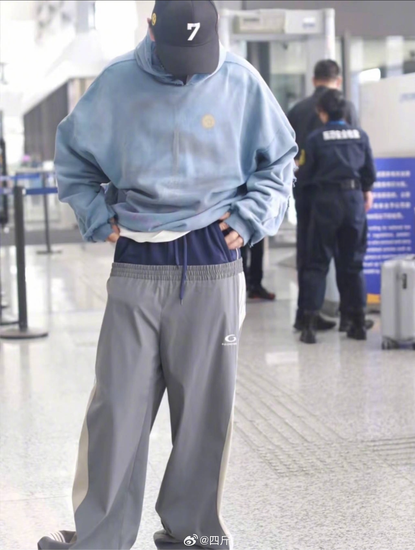 黄晓明的这个品位果然是不一般的，正常人穿裤子都力求舒服或者合身。而黄晓明这个裤子