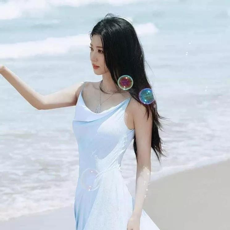 海边漫步，裙摆飞扬，捕捉夏日的浪漫瞬间海边度假少女 海边度假女孩 海边踏浪漫步 