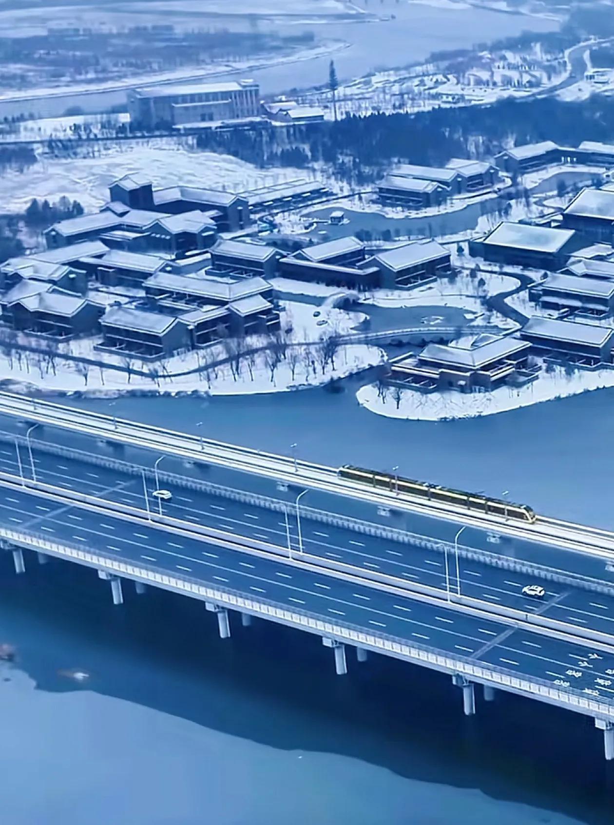 一场大雪让长春美到了全国，这才是“雪国列车”该有的样子。长春的轻轨三号线，轻轨八