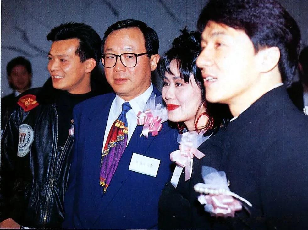 1994年，参加香港演艺人协会组织活动的港星们 

左起：黄日华、许冠文、林建明