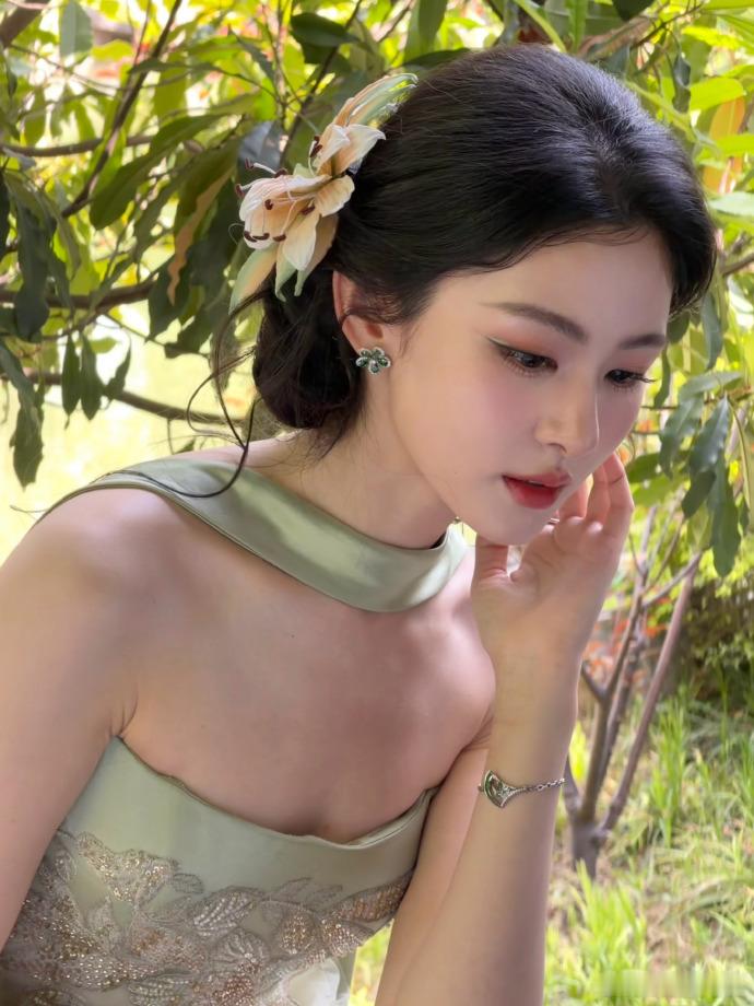 赵晴换风格了赵晴这图一时不知看哪里全新风格好戳人，清透妆容衬得气质脱俗，每一帧都