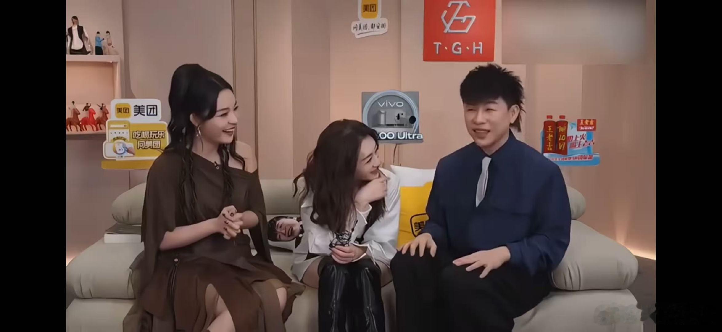 李小冉 你看见我不会跑调吗歌手直播歌手2026台前认真观演，后台风趣聊天，这样鲜