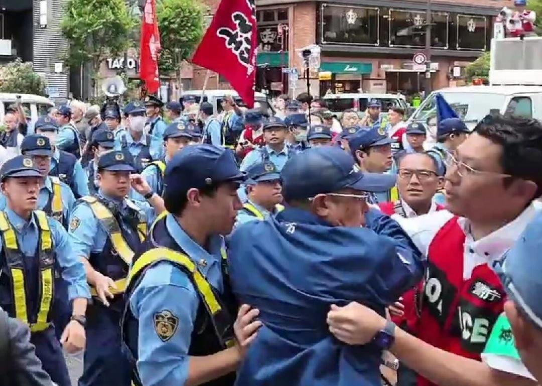 多达50名日本人在东京“反靖国游行”🕊️
可是现场不仅响应者寥寥，而且聚集围攻