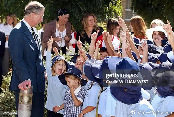 查尔斯三世国王 【回顾】2005年3月3日，女学生帕梅拉·肯纳利-墨菲拥抱了当时