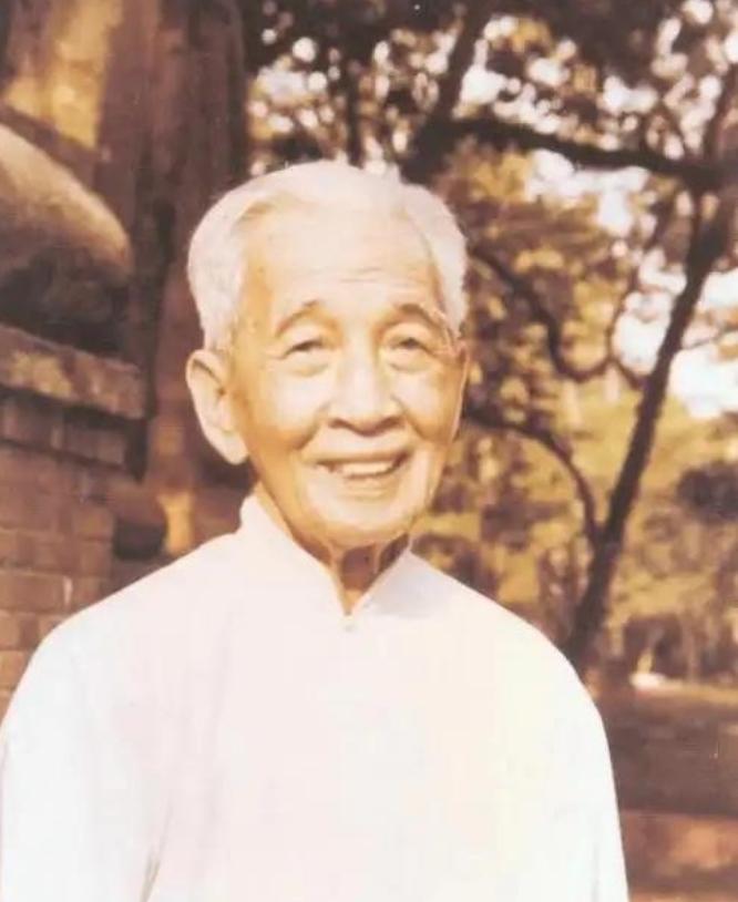 1945年，傅斯年整顿北大，30多名伪教授集体求饶，他将顶尖学者容庚扔出大门，一