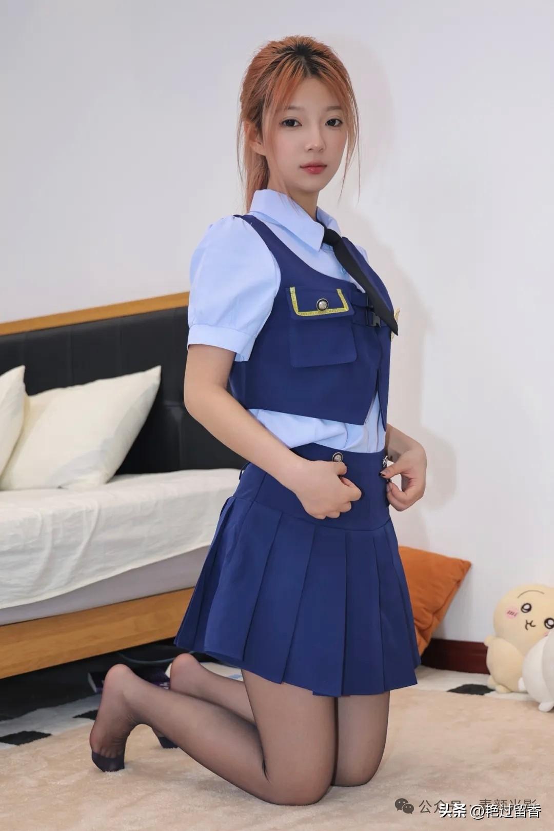 青春洋溢的制服少女，甜美可爱，快来打卡吧！💕📸职场通勤如何选择高跟鞋的颜色?