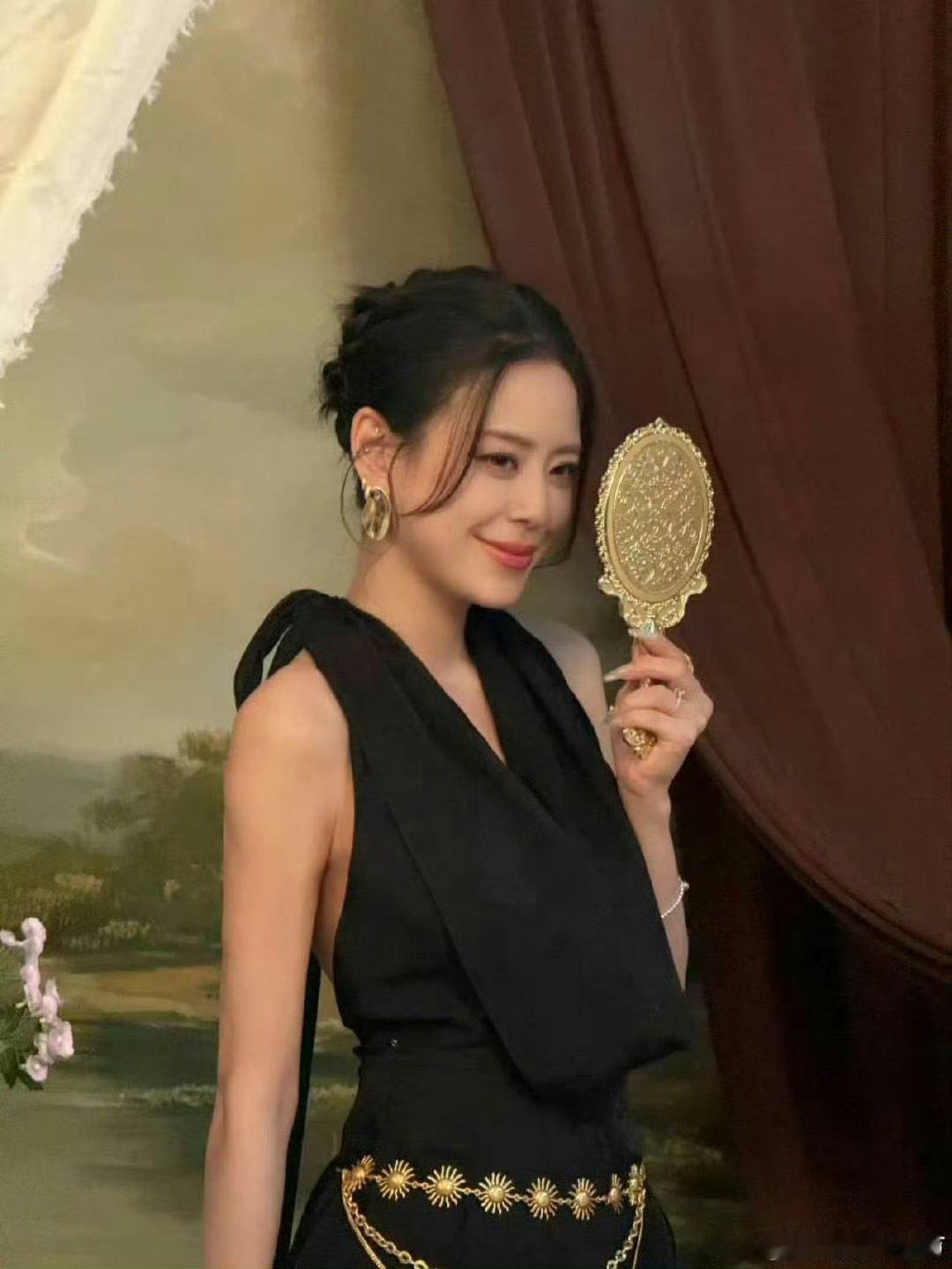 谢娜说江语晨是进步女一 初舞台拘谨，四公完整稳唱跳，谢娜都认可她的成长，江语晨值
