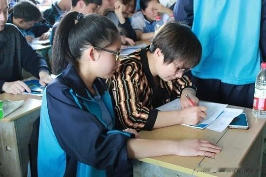 家长可以做的事：

帮孩子查资料：学校分数线、专业好不好找工作、城市消费水平这些