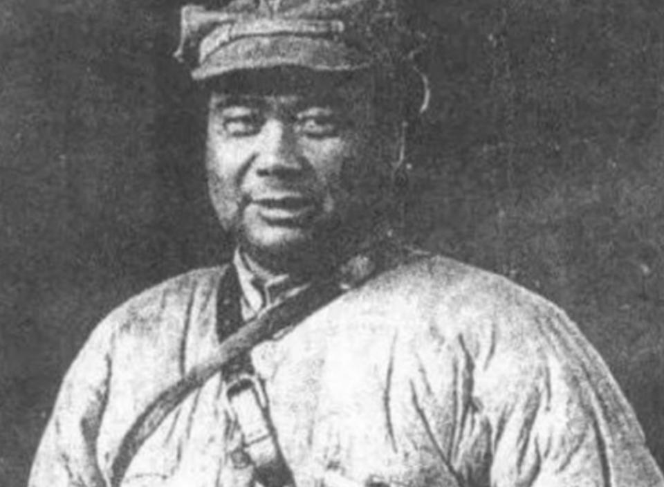 1948年，冯玉祥开始人生最后一次倒戈，坐船回国，船上失火，冯玉祥马上丢下老婆孩