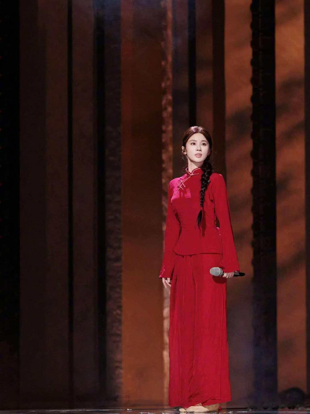 张慧雯奇雯E事好有梗 被奇雯的可爱狠狠拿捏！举手发问，好奇心满满～ 她真的又灵动