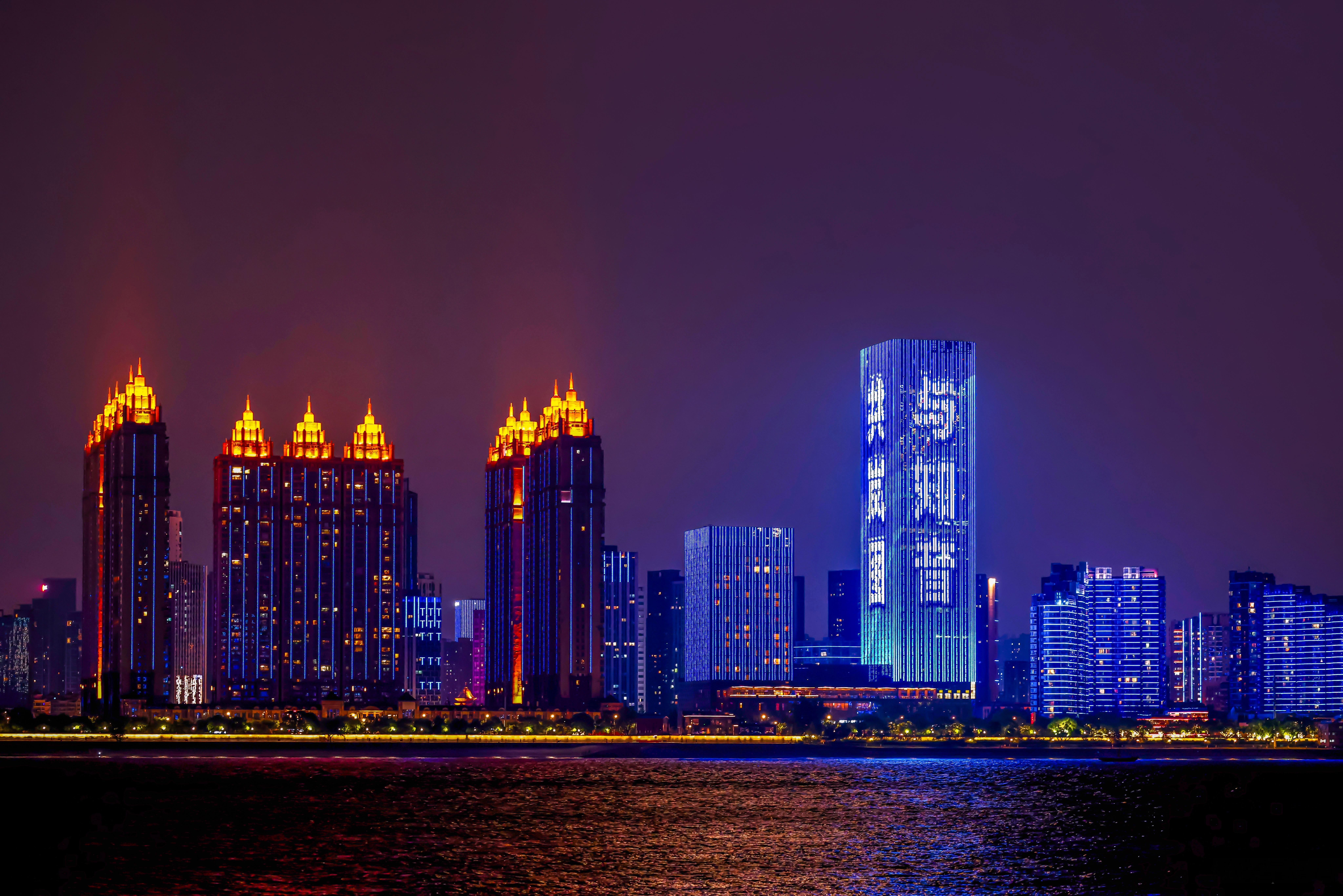 岚图是懂美感的，不仅设计车型很在行，在给城市添色这块儿也很在行！武汉的两江四岸和