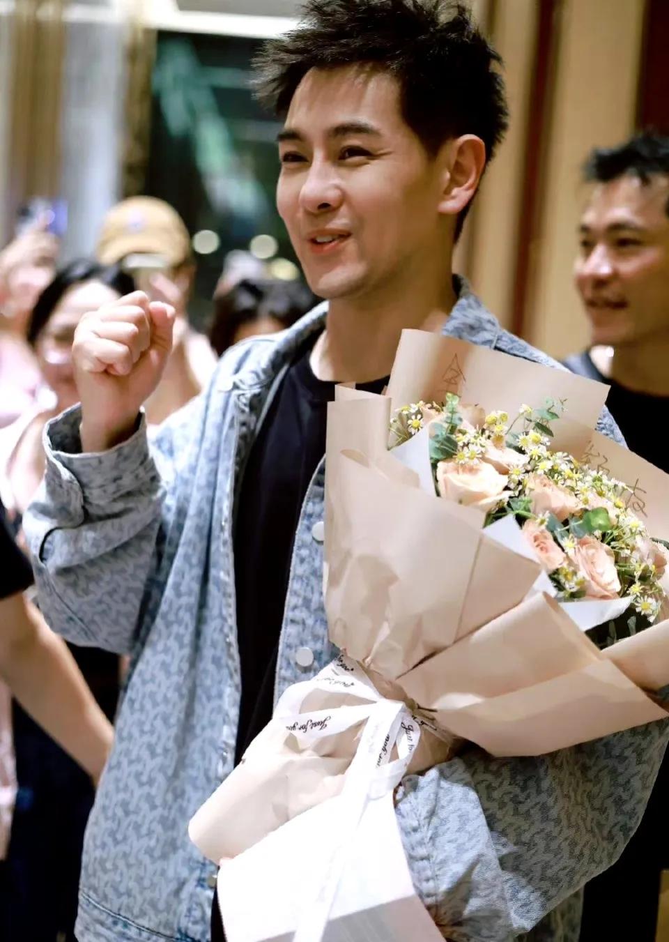 车祸看来影响挺大的，
面部修整的有点奇怪，有了老态而且还少了点自然感，不过平安健