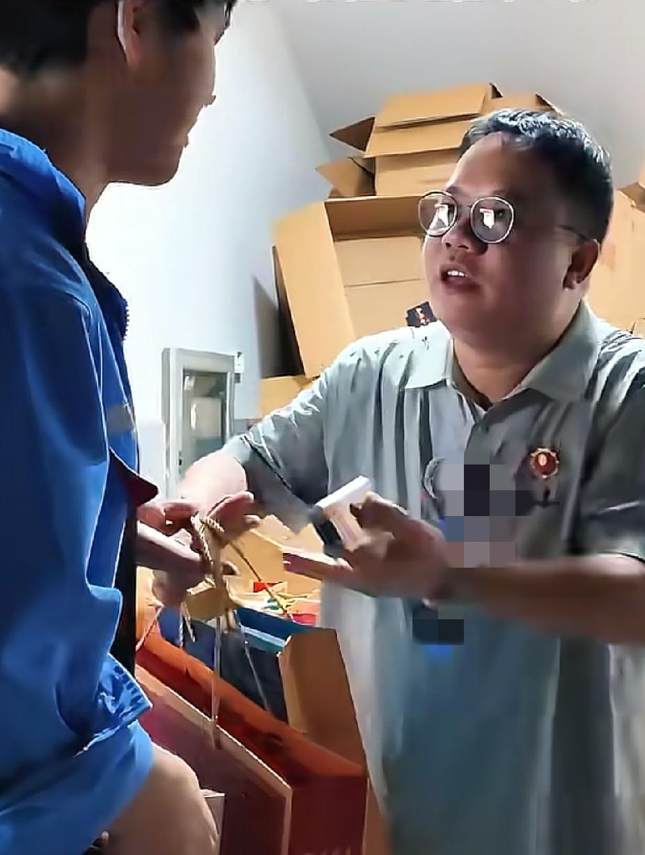 老板正在给员工发中秋节礼物，员工小伙子说了一句话后，老板秒变的一个称呼，让人听着