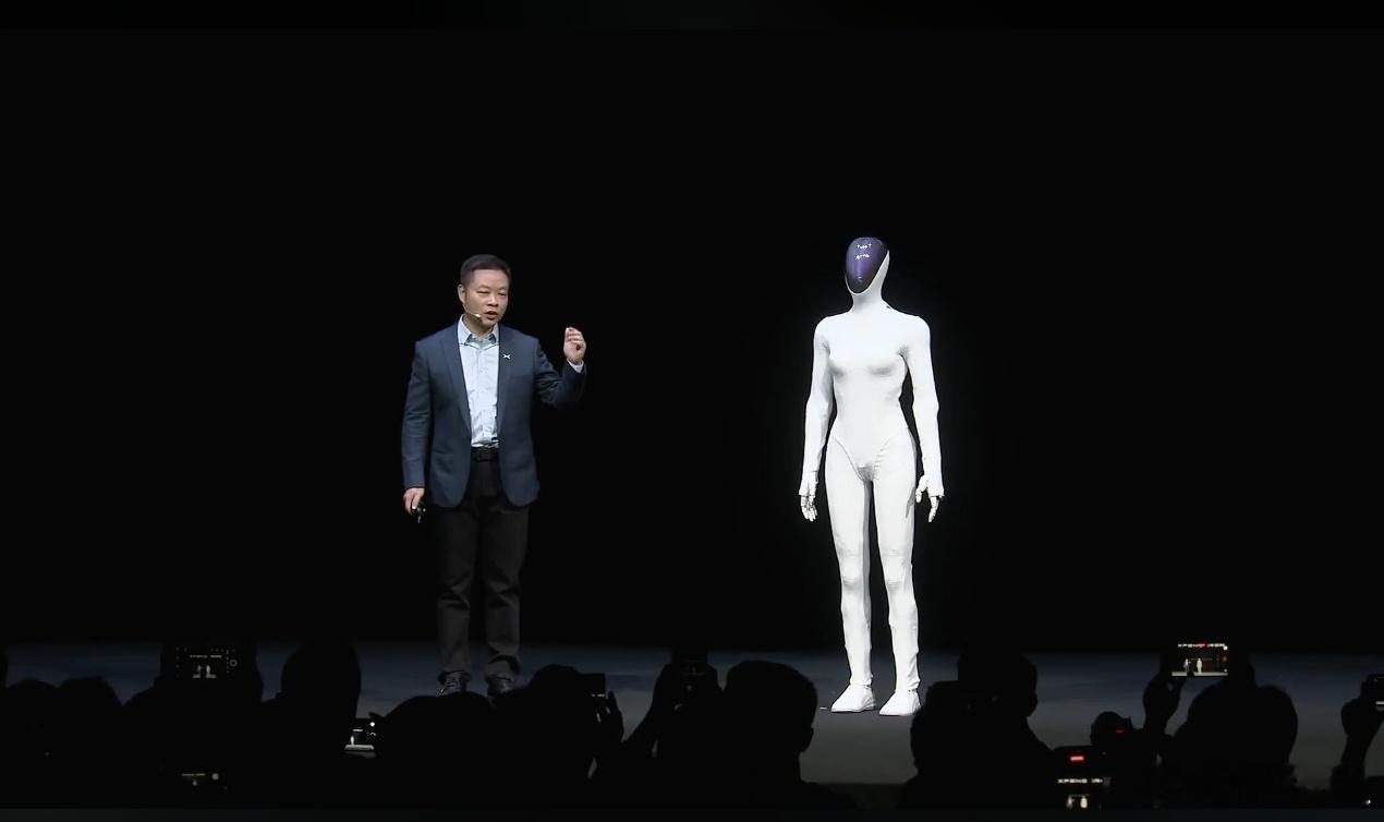 小鹏机器人会走猫步太像人了小鹏这机器人居然没有关节炎，走路很自然。 ​​​