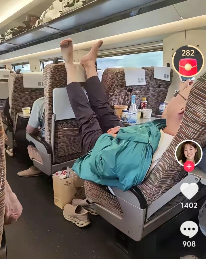 近日，有很多旅客吐槽高铁上的一些不文明现象，尤其是一些人把臭不可闻的脚丫子放在小