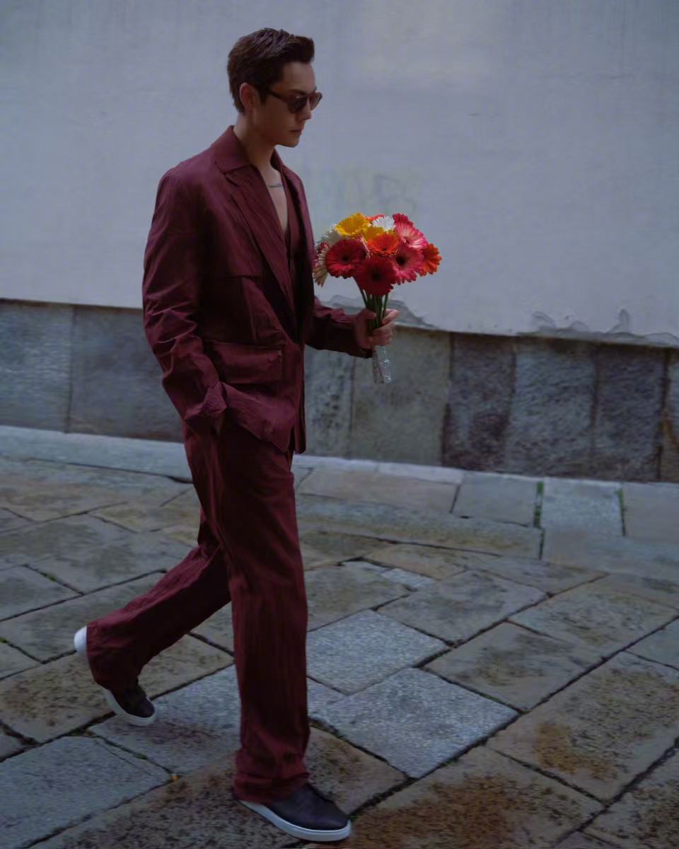 陈伟霆大冷天愿意为我这样 7度的寒风抵挡不住酒红深v的帅！谁懂哥捧花跑过来的这一