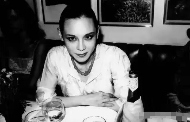 美日混血的国际超模兼珠宝设计师周天娜曾说：“我以前以为，性开放是自由。后来我才知