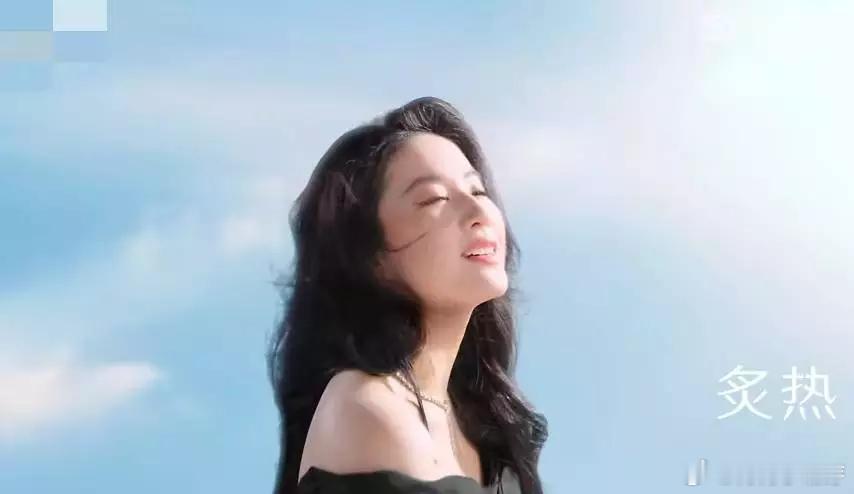 青青娱乐刘亦菲戴钻饰点缀简约黑裙气质矜贵 光影下伫立风情十足 