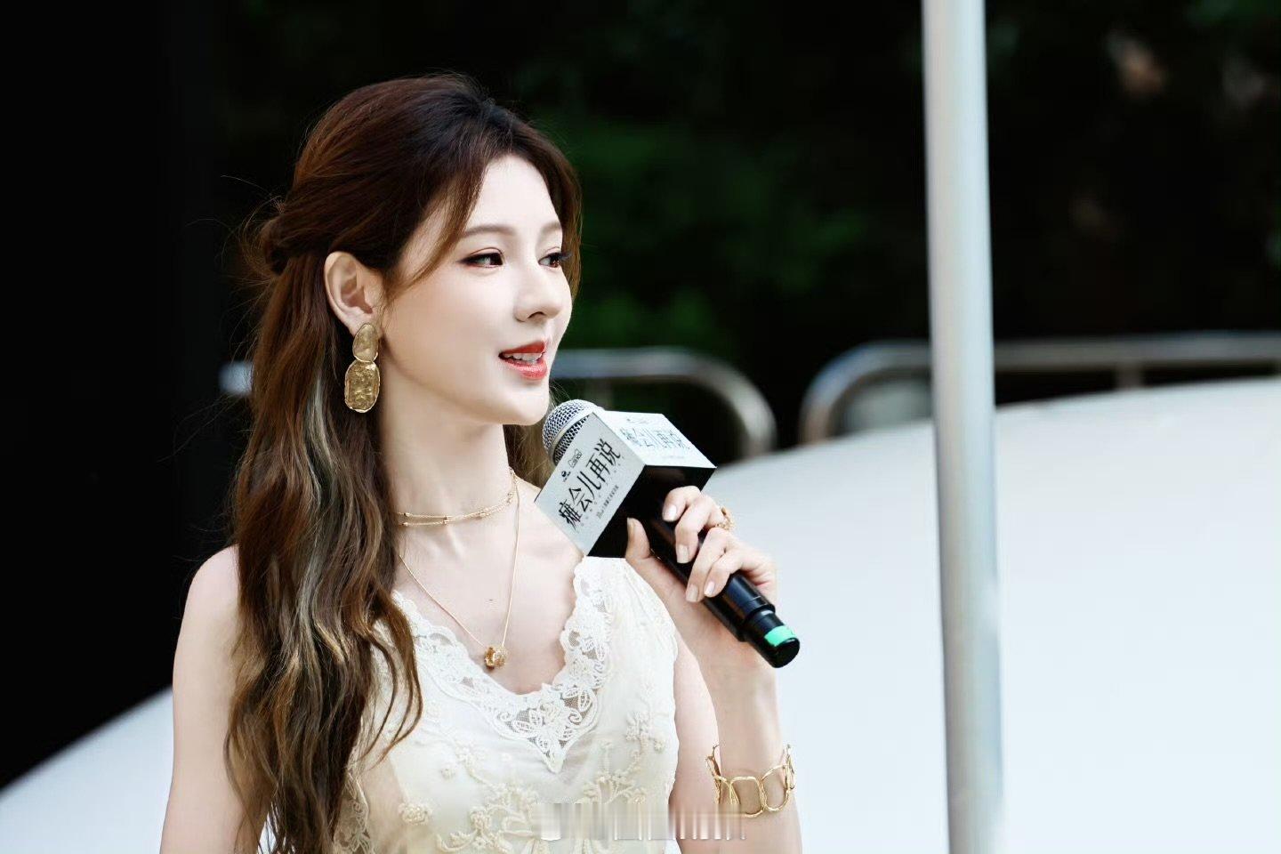张予曦镂空长裙啊啊啊啊张予曦好美呀 