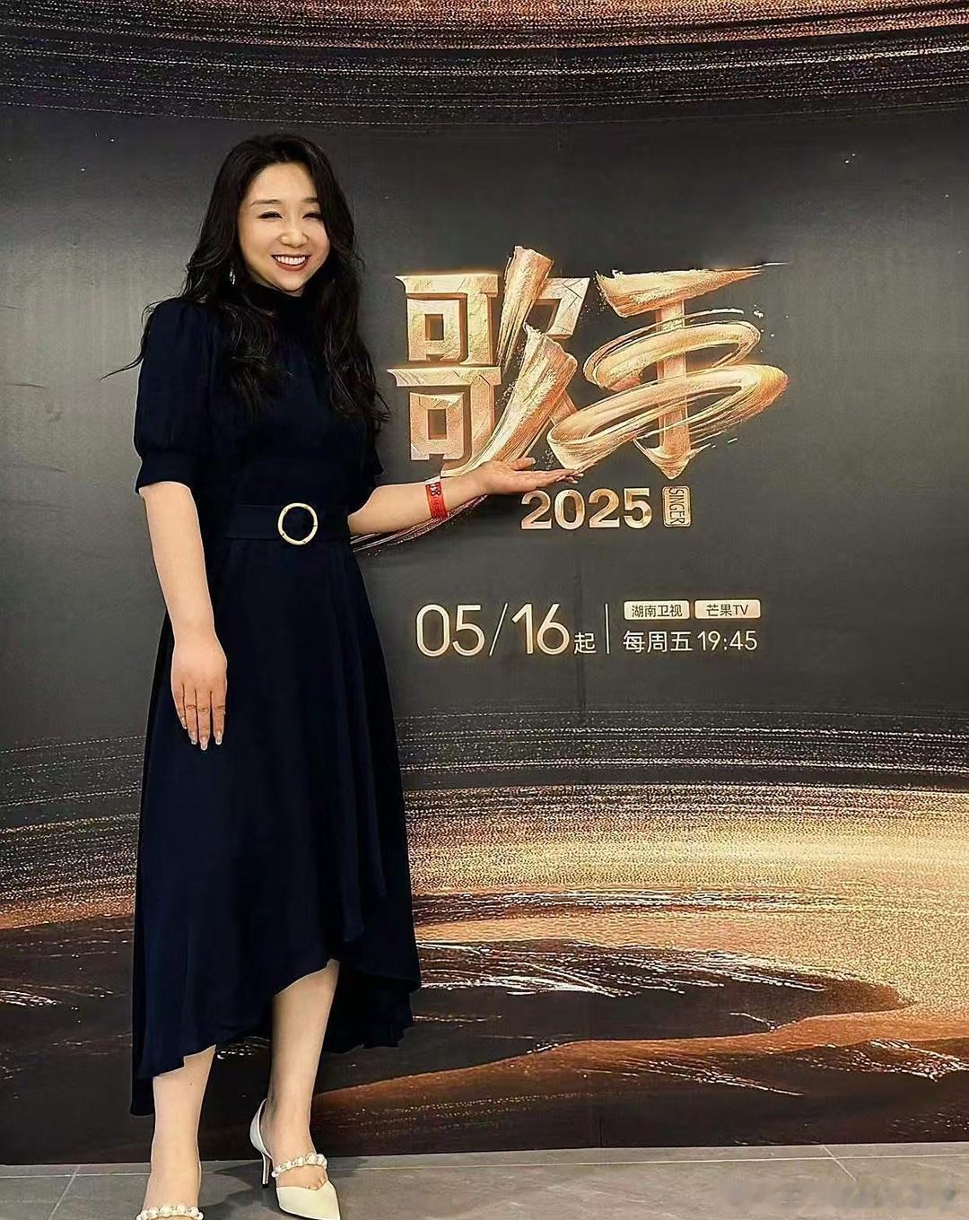 居然在《歌手》直播里看到了傅首尔，是真的瘦了，也变美了！整个人瘦下来后状态特别好