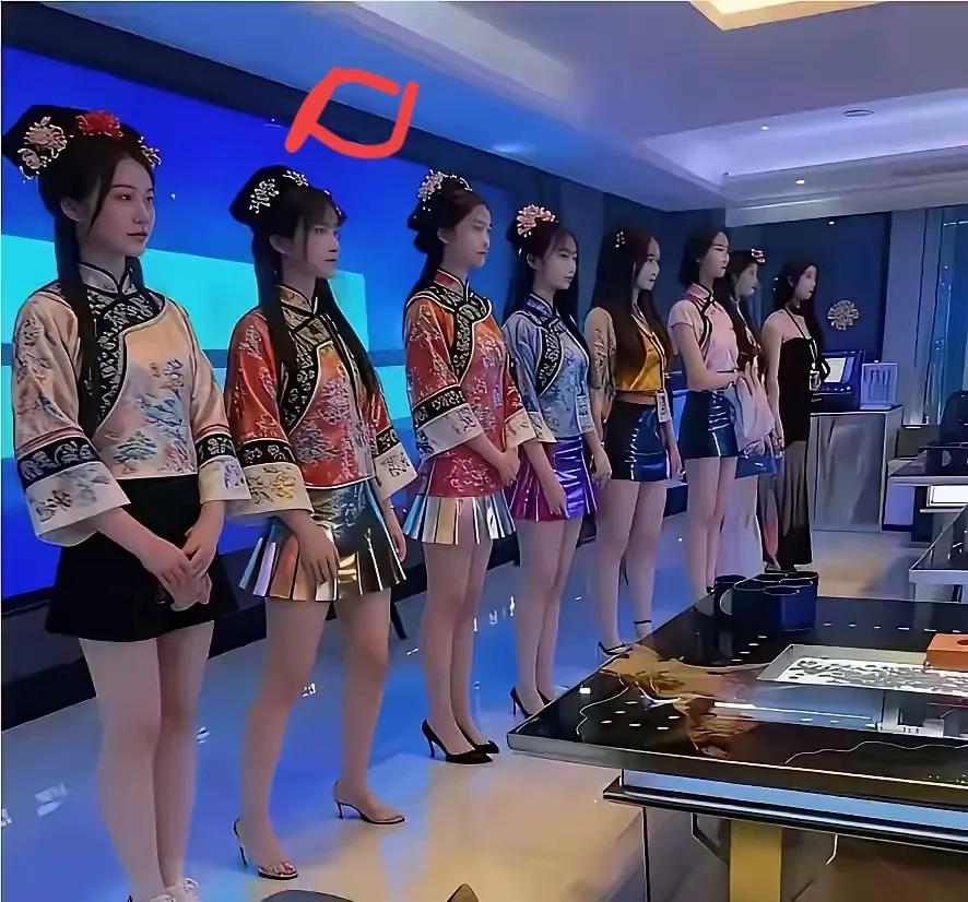 这一排美女，画红色圈号的这个的站姿感觉真是在准备干啥呢！