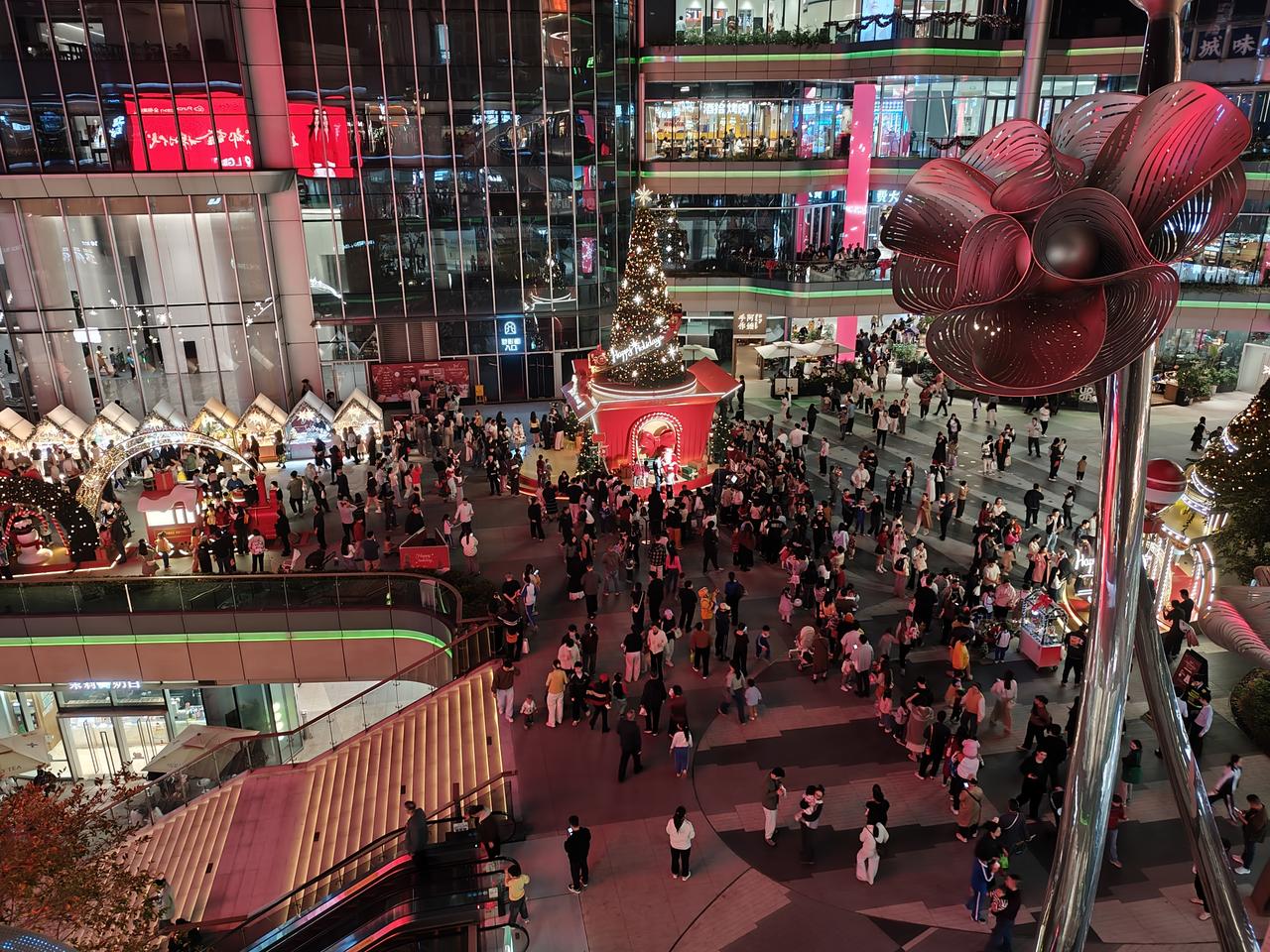 商场买东西大部分人都不喜欢被跟着，最好的方式就是在顾客不远不近的距离，顾客有需要