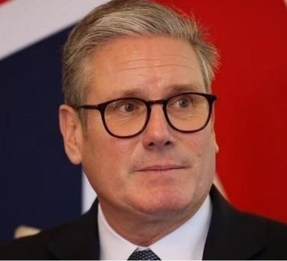 英国首相一句话，直接扔向了全世界。他曾说，中国，是世界三大强国之一。这话不是私下