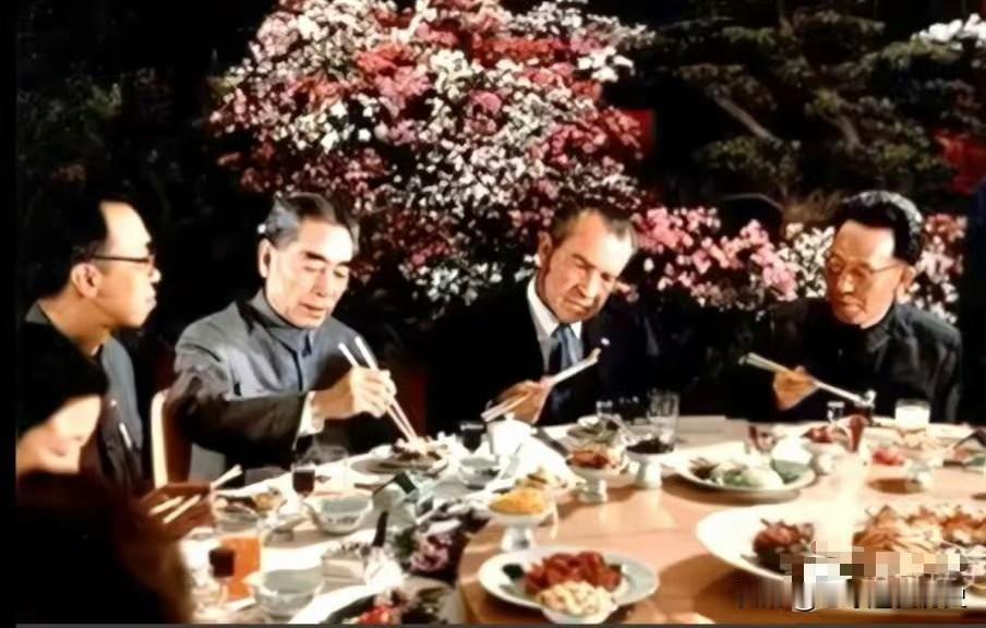1972年，人民大会堂的灯火汇聚成跨越太平洋的暖流，周恩来总理与尼克松总统同席举