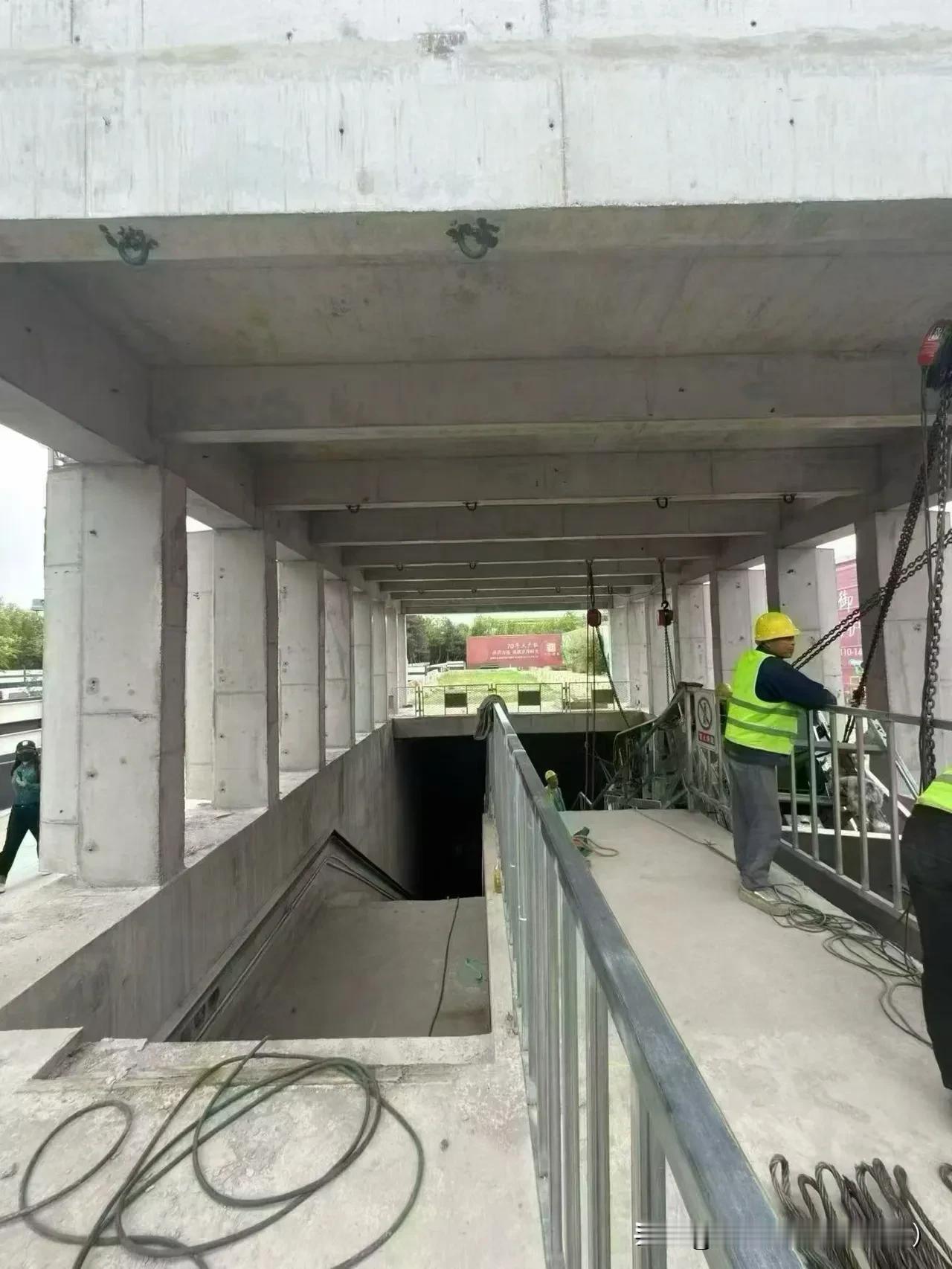 心心念念的地铁终于快来了！
地铁22号线燕郊神威大街站，地铁站出入口开始安装电梯