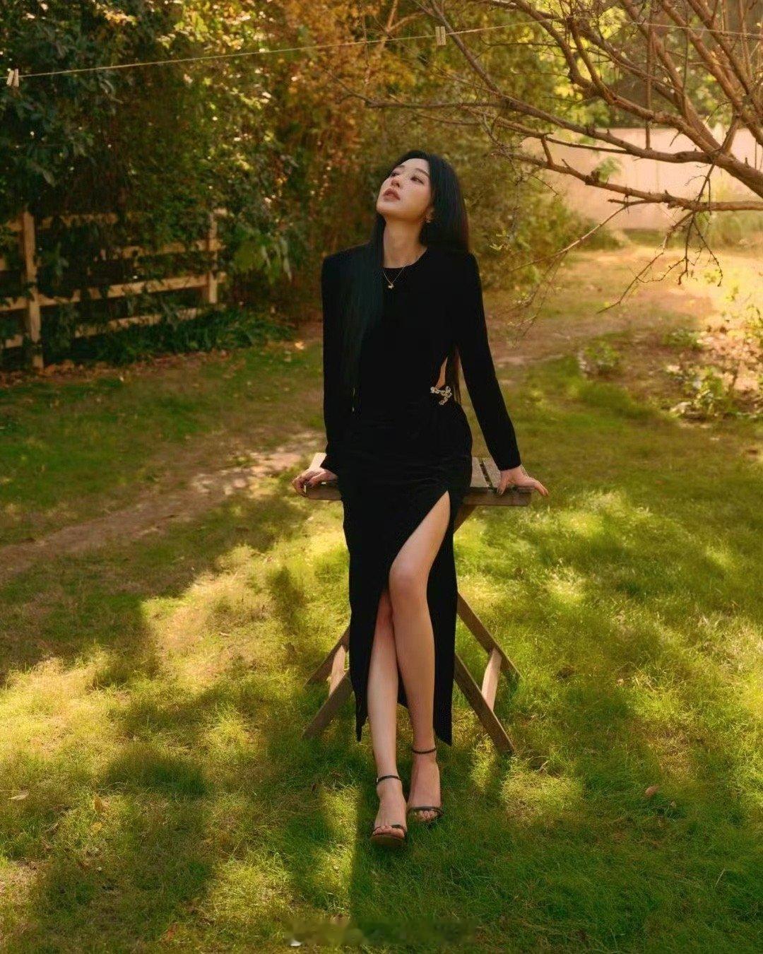 张俪 森林里的黑天鹅 光影透过枝叶，洒在她身上的黑裙。张俪仿佛化身森林的精灵，黑