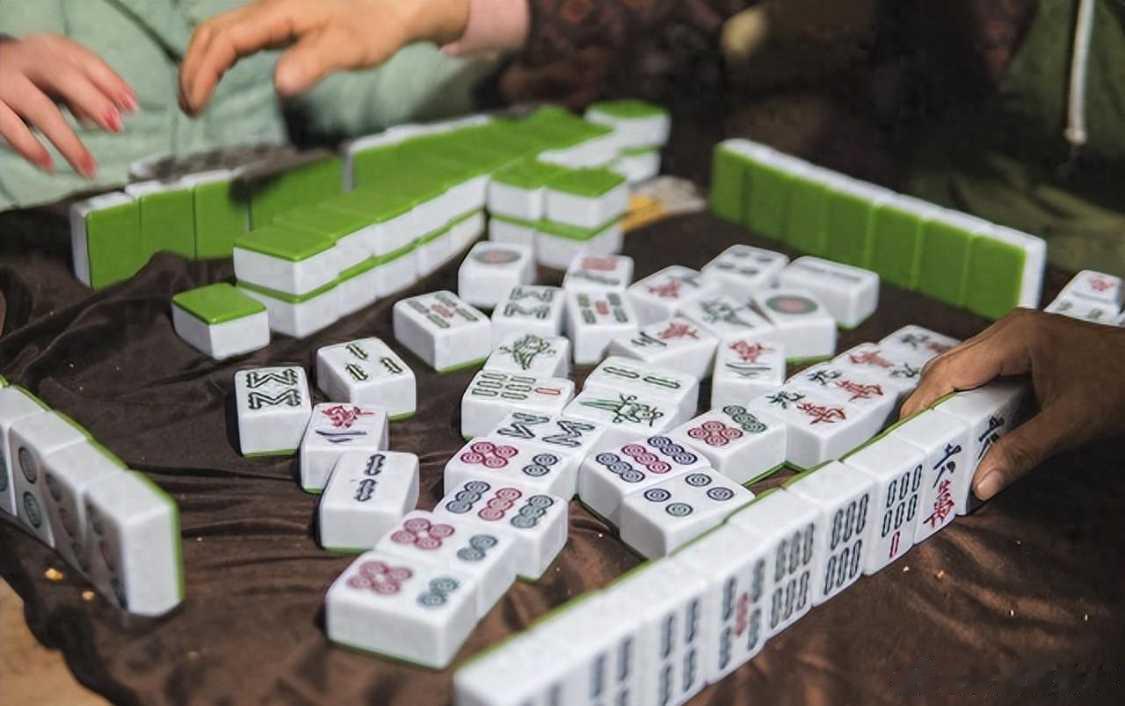 凡是爱打麻将的，没有一个人日子是过得好的。是那种离不开麻将，把牌桌当成主业，不管