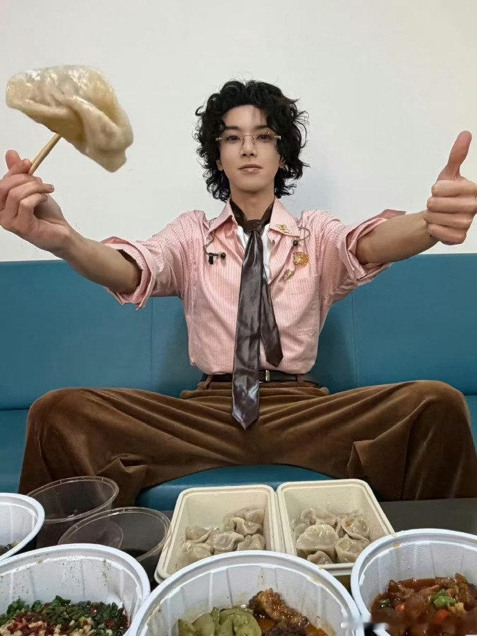 何老师长在华晨宇笑点上谁不为何老师的接梗疯狂！一句话戳中华晨宇笑点，这反应速度真