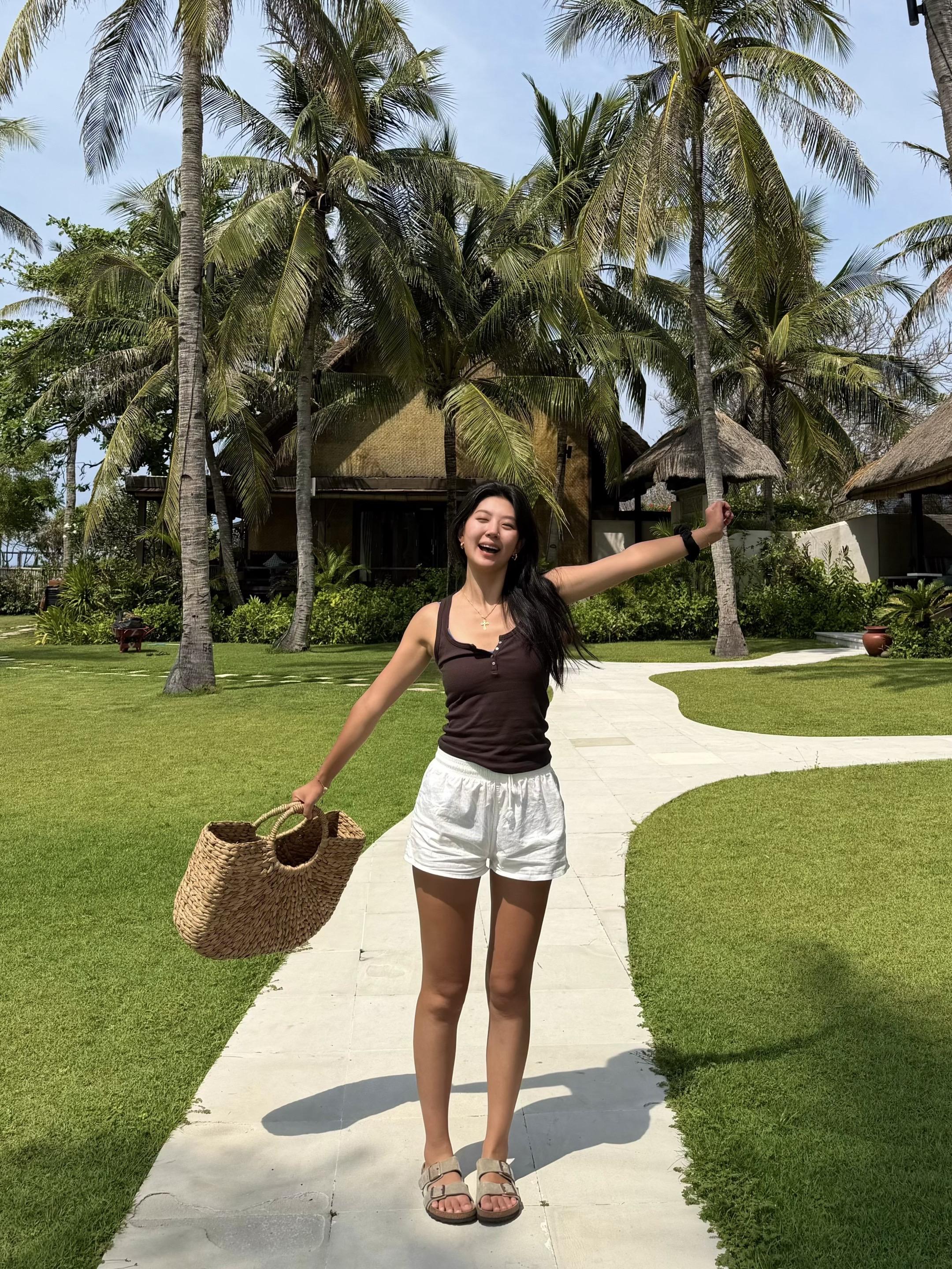 只想被阳光晒透🫧 度假穿的坠多的就是吊带短裤hhh 怎么舒服怎么来😋