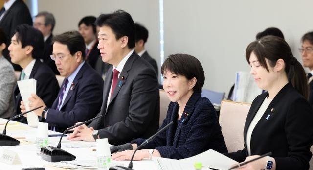 日本现在是真的慌了。一边纵容军官提刀硬闯咱们大使馆，一边又急吼吼地喊话想跟中国谈