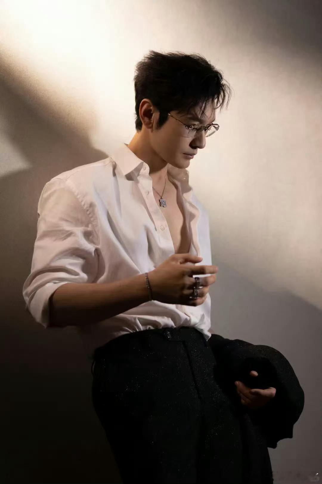 黄晓明说山东人DNA觉醒了黄晓明二战上戏博士上岸，笑称山东人求学DNA觉醒。刻在