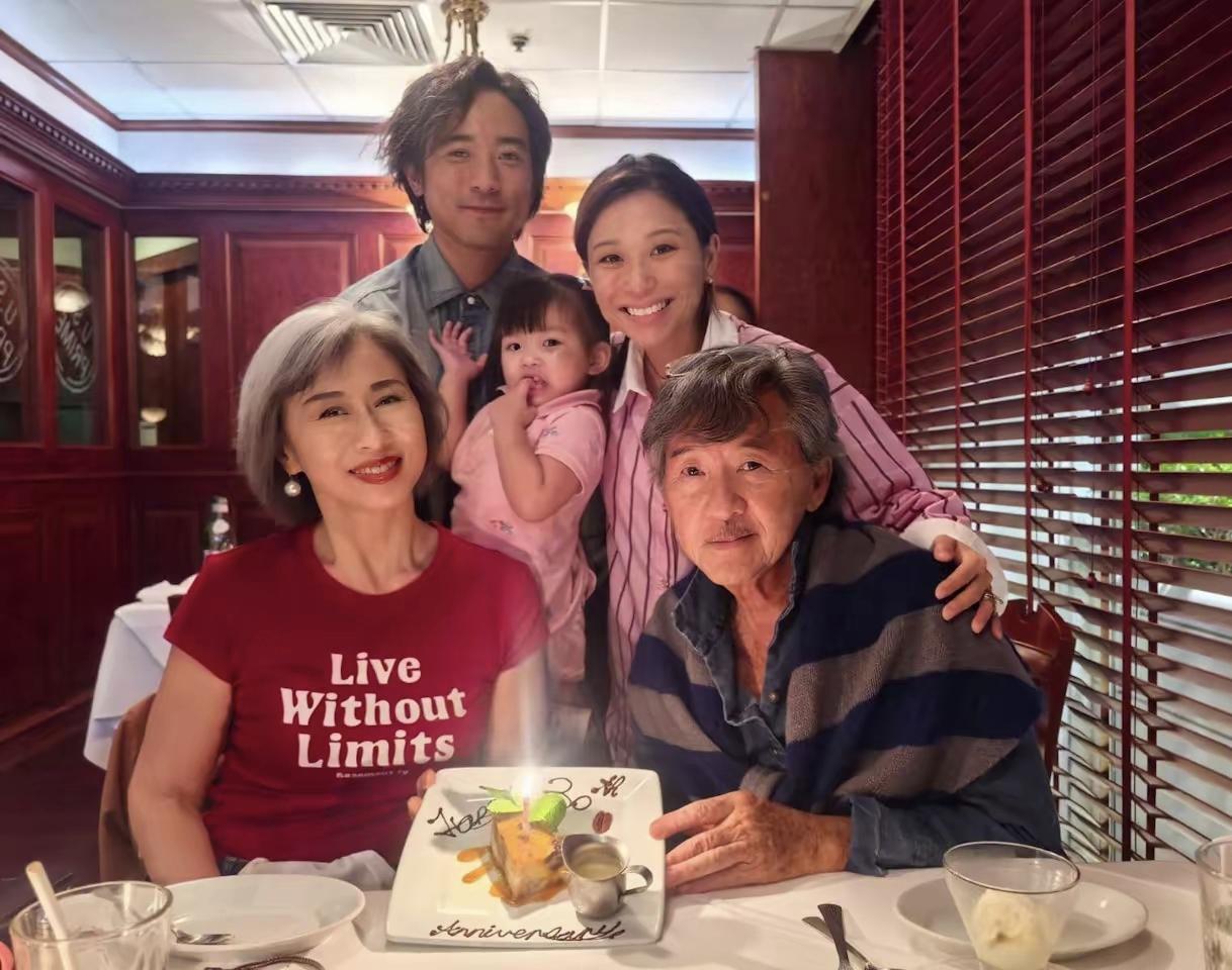 林德信作为丈夫好贴心，妻子怀二胎，跟着林子祥叶倩文等一起合影，是林德信抱孩子。林