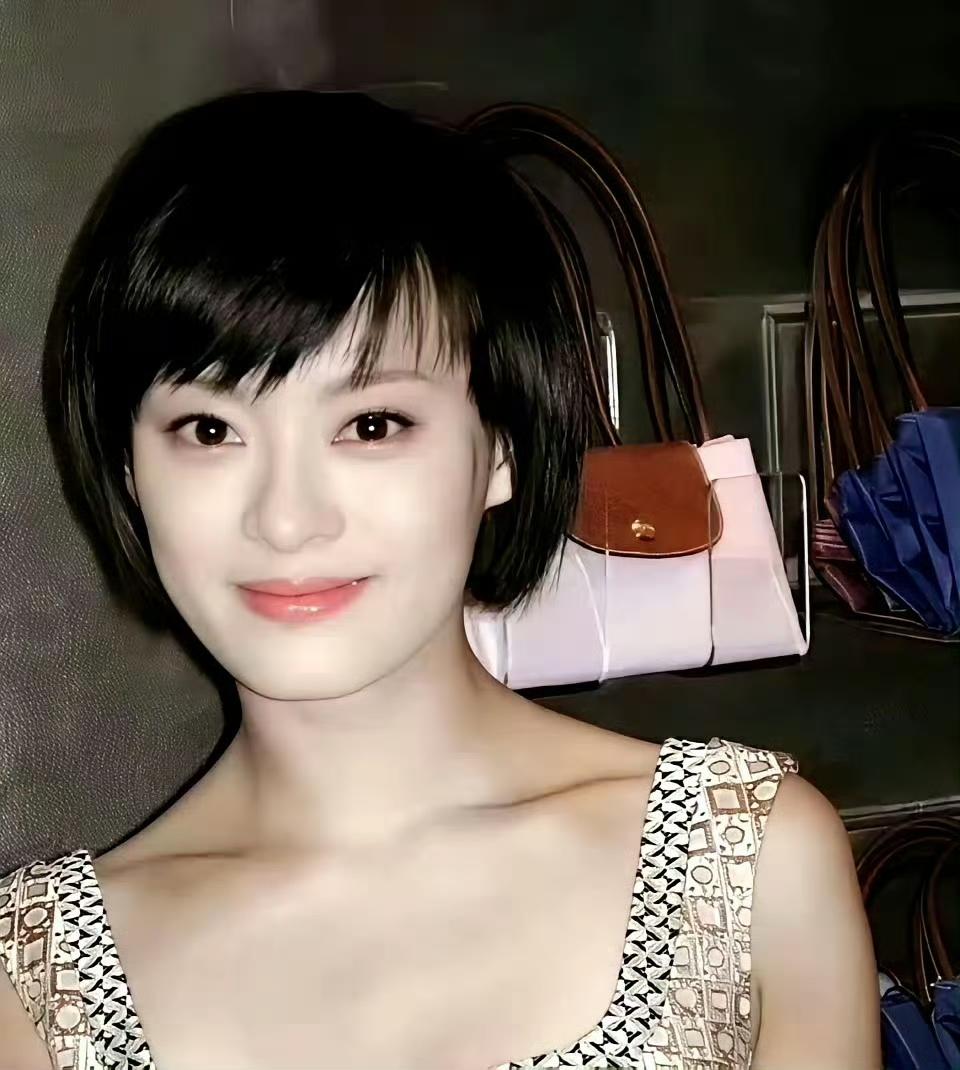 孙俪早期纯的像一朵小白花，曾以为是邓超高攀了孙俪，没想到邓超那时候也是帅呆了 ​